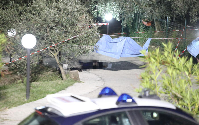 Un uomo è stato ucciso con un colpo di fucile a Santopadre, in provincia di Frosinone, 25 ottobre. Sulla vicenda sono in corso indagini dei carabinieri. Da una primissima ricostruzione si ipotizza che si possa trattare di un tentativo di furto finito in tragedia. Non si esclude che la vittima si sia introdotta per compiere un furto in casa della persona che ha poi sparato.
ANSA/ANTONIO NARDELLI
