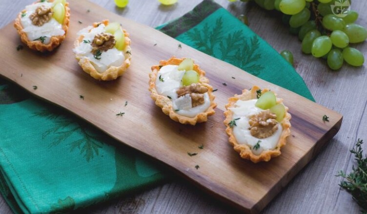Barchette-con-crema-di-parmigiano-e-uva