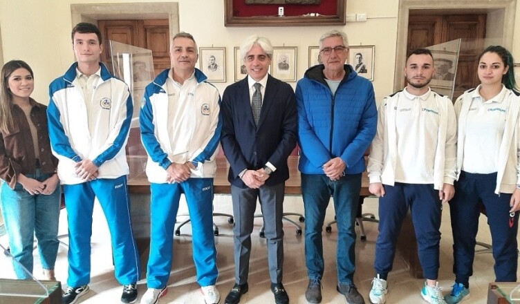 Foto di gruppo con atleti