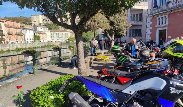 I motociclisti invadono la cascata