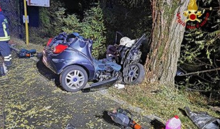 auto_platano_3_ragazzi_morti