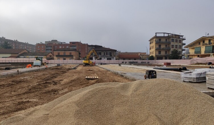 lavori incessanti nuovo parcheggio FR
