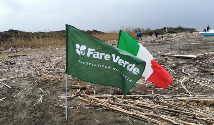 bandiere fare verde e italiana sulla spiaggia