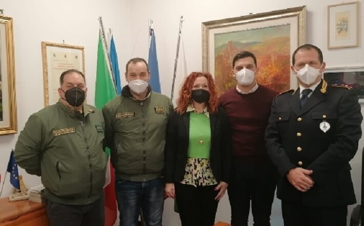 il comandante Bruni, il Sindaco Stefano Cacciotti, il consigliere Giovanna Cacciotti ed il capitano P.L.