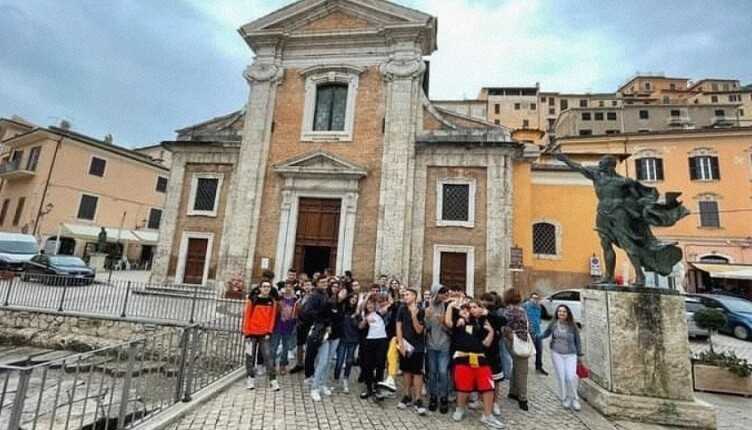 foto arpino con studenti1