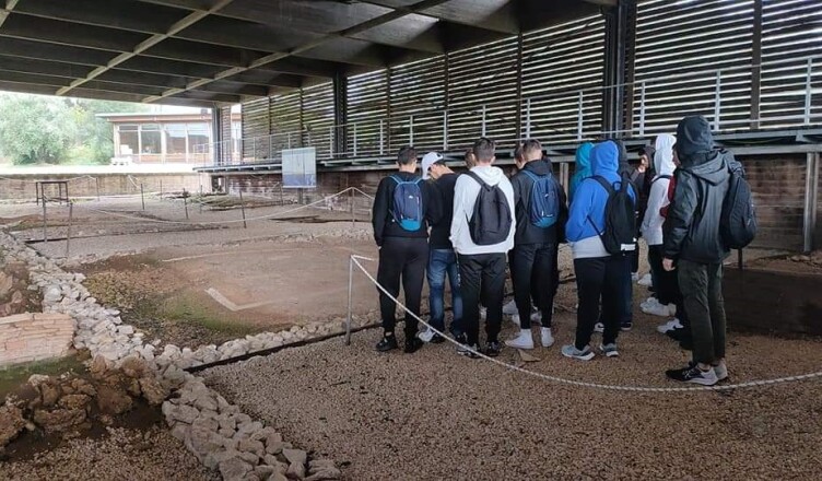ragazzi di spalle