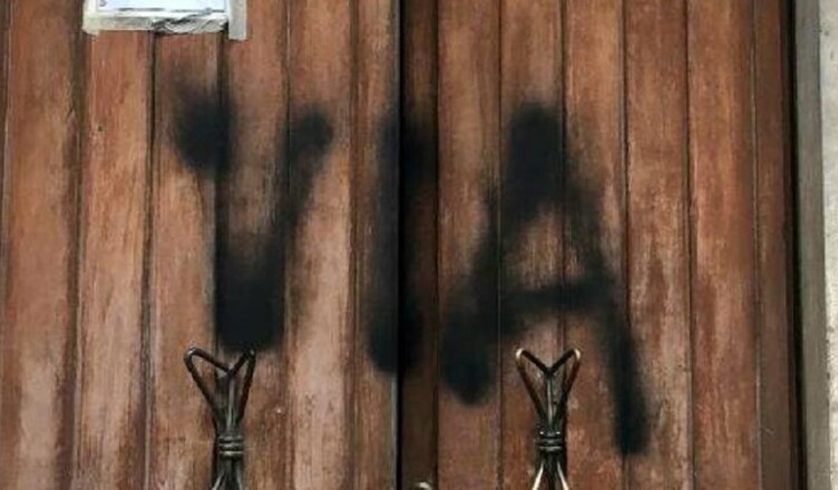 scritte xenofobe...