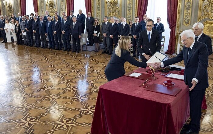 epa10258503 A handout photo made available by Quirinale Press Office shows Italian President Sergio Mattarella (R) and Italian Prime Minister Giorgia Meloni (C) shaking hands during the swearing-in ceremony of the new Italian Government at Quirinal Palace in Rome, Italy, 22 October 2022.  EPA/QUIRINALE PRESS OFFICE / HANDOUT  HANDOUT EDITORIAL USE ONLY/NO SALES