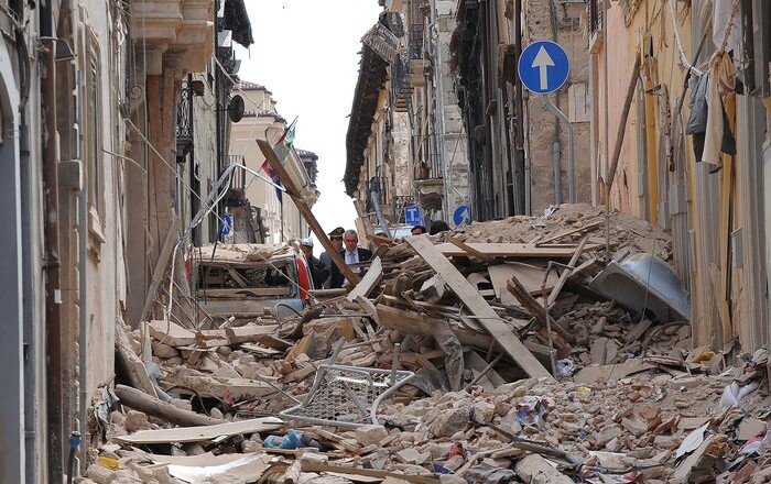 20090409 - L' AQUILA- TERREMOTO: PROTEZIONE CIVILE, IL PUNTO SUGLI INTERVENTI- Una strada dell' Aquila coperta dalle macerie provocate dal terremoto di lunedi scorso.  ANSA / CARLO  FERRARO /JI