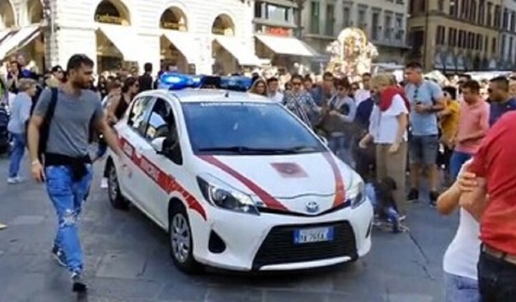 firenze_auto_vigili_folla_processione_feriti_bambine..
