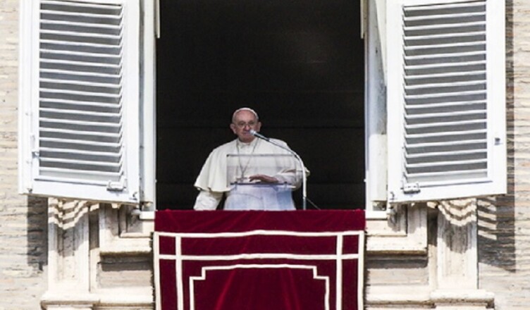 epa10219273 Pope Francis leads Sunday Angelus prayer from the window of his office, in St. Peter's Square, Vatican City, 02 October 2022.  EPA/ANGELO CARCONI