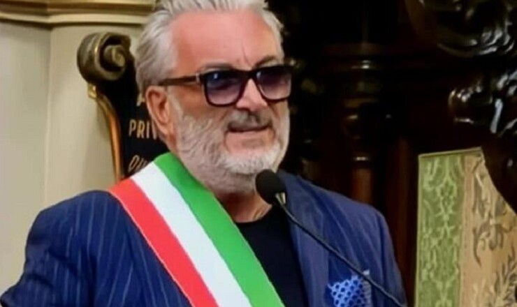 Carlo Giacone in una immagine tratta dal suo profilo Facebook.
E' stato aggredito da uno sconosciuto ed è rimasto ferito in modo grave il sindaco di Giaveno (Torino), Carlo Giacone, 42 anni. L'episodio si è verificato nel centro abitato, in strada, ieri sera poco prima della mezzanotte. Giacone, colpito più volte alla testa con un corpo contundente, è stato portato all'ospedale di Rivoli (Torino). Non risulta in pericolo di vita ma ha riportato diverse fratture craniche. 
FACEBOOK CARLO GIACONE
+++ ATTENZIONE LA FOTO NON PUO' ESSERE PUBBLICATA O RIPRODOTTA SENZA L'AUTORIZZAZIONE DELLA FONTE DI ORIGINE CUI SI RINVIA+++