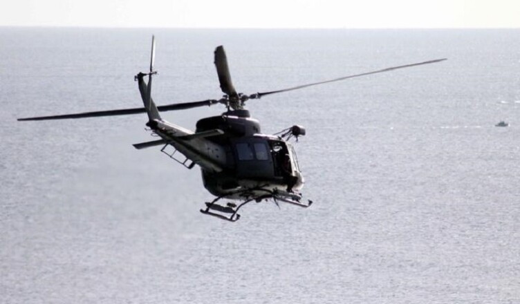 Un elicottero dell'esercito impegnato della ricerca di altri dispersi, Isola di Lampedusa, 8 ottobre 2013. ANSA/ CORRADO LANNINO