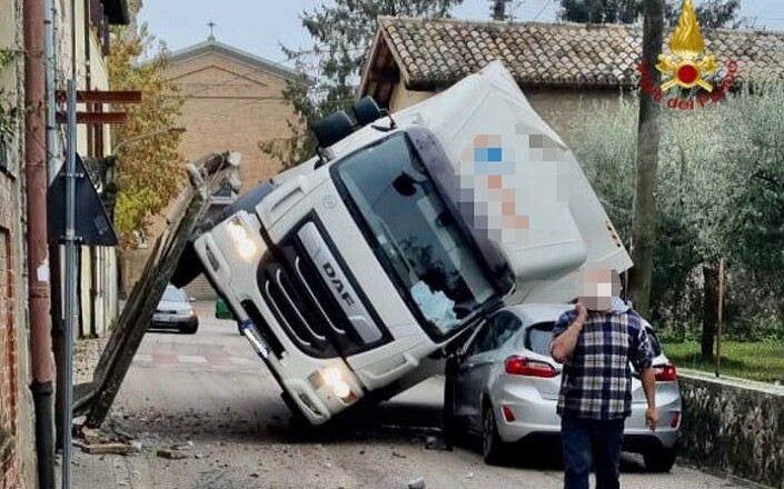 Palo salva madre e figlia in Umbria. Foto dei vigili del fuoco