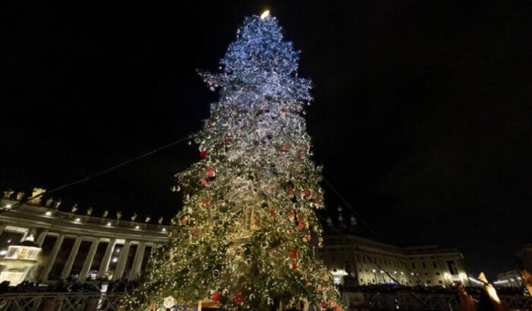 Christmas tree and nativity scene enlightened in St Peters Square, Vatican City, 03 December 2022.   ANSA/MASSIMO PERCOSSI