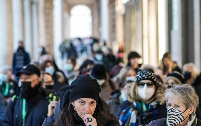 Folla con e senza mascherina sotto i portici di via Roma, Torino 03 dicembre 2021. E' entrato in  vigore dal 2 dicembre e fino al 15 gennaio l'obbligo d'indossare mascherine all'aperto. ANSA/TINO ROMANO