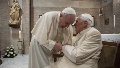 Papa Francesco (S) e Joseph Ratzinger (D) in una foto di archivio.&nbsp; ANSA/VATICAN MEDIA ++HO -NO SALES EDITORIAL USE ONLY++