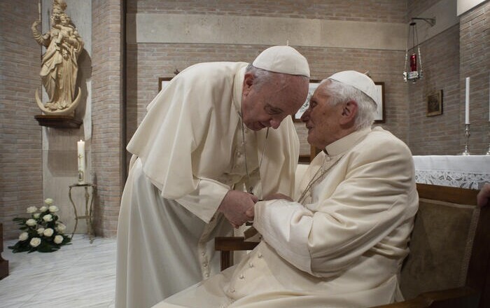 Papa Francesco (S) e Joseph Ratzinger (D) in una foto di archivio.&nbsp; ANSA/VATICAN MEDIA ++HO -NO SALES EDITORIAL USE ONLY++