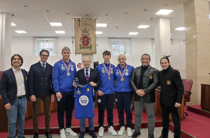 sindaco Mastrangeli con delegazione Muay Thai