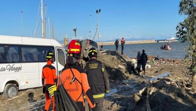 ''Nuclei subacquei della guardia costiera e sommozzatori dei vigili del fuoco
 in azione a Ischia per verifica presenza dispersi nelle auto trascinate a mare dalla colata di fango'', un post tratto dal profilo Twitter del dipartimento della protezione civile, 27 novembre 2022. TWITTER +++ ATTENZIONE LA FOTO NON PUO' ESSERE RIPRODOTTA SENZA L'AUTORIZZAZIONE DELLA FONTE CUI SI RINVIA +++ NPK +++
