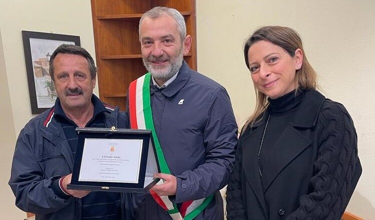 Storico barbiere Ettore Neri va in pensione CORI