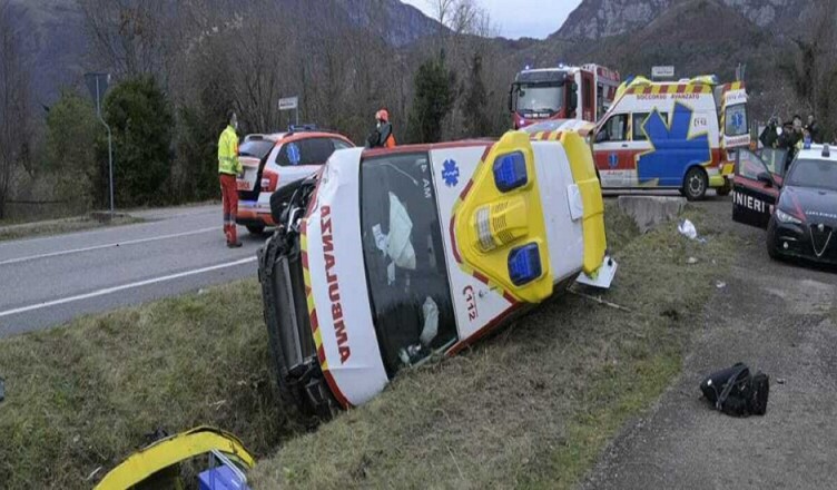 ambulanza nel fosso