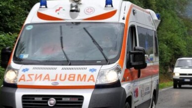 ambulanza strada pioggia