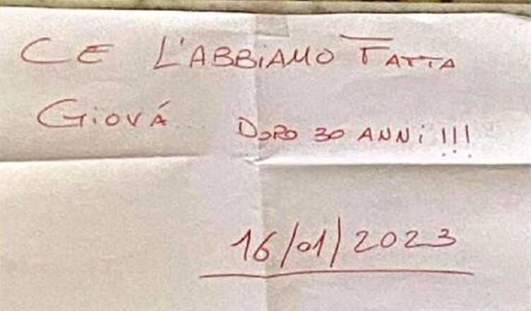"Chiesa di San Domenico, Palermo. Sulla lapide della tomba di Giovanni Falcone, 16 gennaio 2023", si legge sul profilo Facebook Fondazione Falcone, 17 gennaio 2023.    NPK    Facebook / Fondazione Falcone    +++ATTENZIONE LA FOTO NON PUO' ESSERE PUBBLICATA O RIPRODOTTA SENZA L'AUTORIZZAZIONE DELLA FONTE DI ORIGINE CUI SI RINVIA+++   +++NO SALES; NO ARCHIVE; EDITORIAL USE ONLY+++