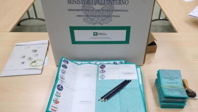 Le schede in un seggio elettorale aperto per le votazioni per eleggere il presidente della regione Lombardia, Como, 12 febbraio 2023.
ANSA / MATTEO BAZZI