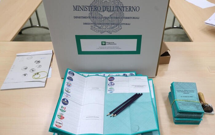 Le schede in un seggio elettorale aperto per le votazioni per eleggere il presidente della regione Lombardia, Como, 12 febbraio 2023.
ANSA / MATTEO BAZZI