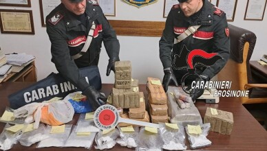 FROSINONE. N.170 panetti di hashish e 600 gr di cocaina in casa