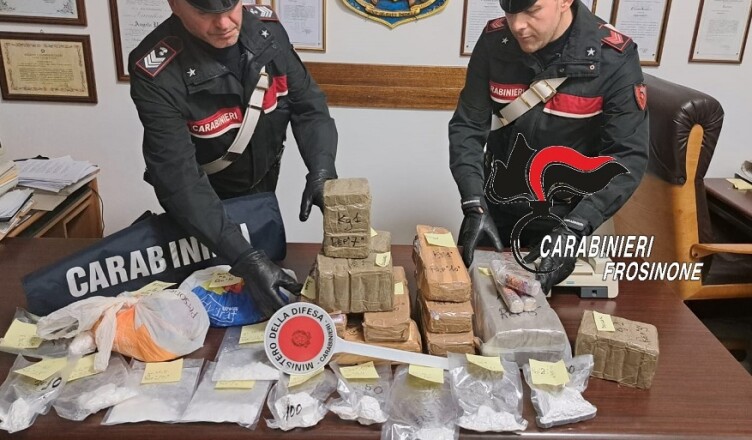FROSINONE. N.170 panetti di hashish e 600 gr di cocaina in casa