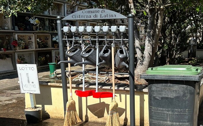 4 postazioni per scope CIMITERO CISTERNA