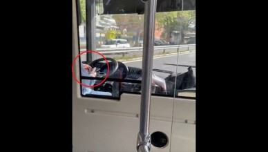 Autista guida l'autobus senza mani mentre chatta sullo smartphone