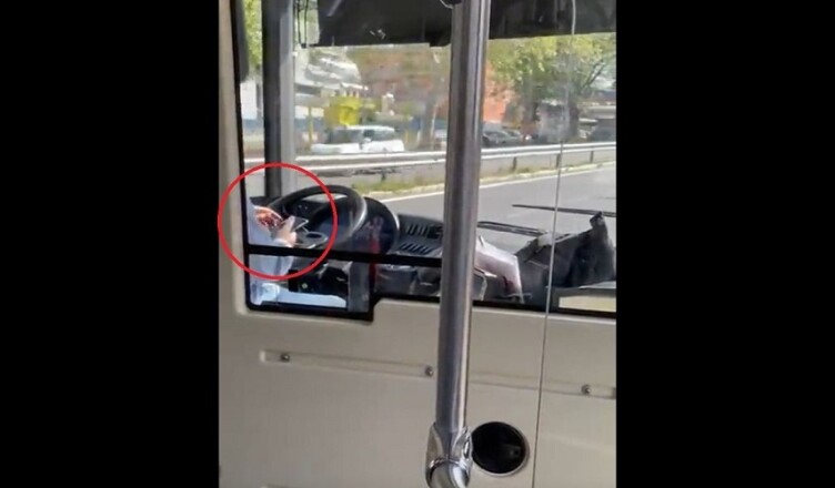 Autista guida l'autobus senza mani mentre chatta sullo smartphone