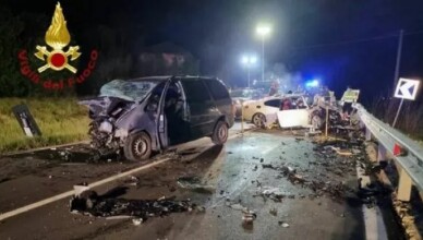 incidente frontale 4 morti