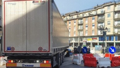 tir bloccato isola