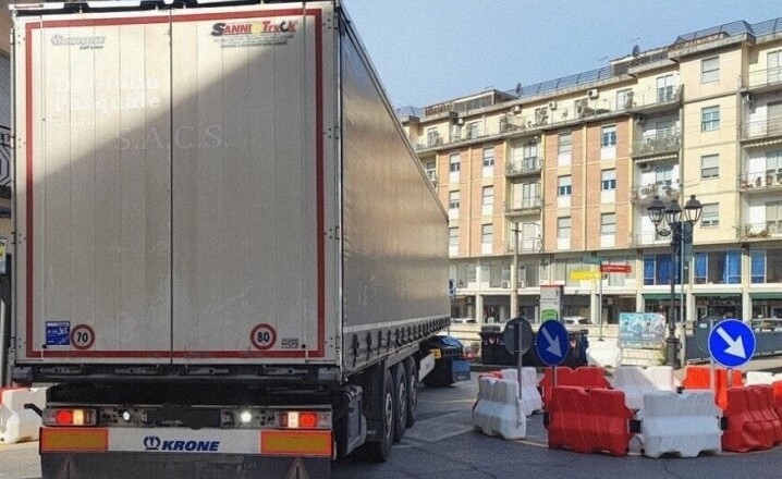 tir bloccato isola