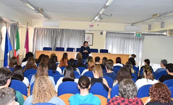 Polizia di Stato incontra i giovani “tirocinanti” di Telefono Rosa