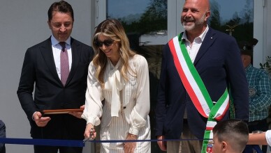 TAGLIO NASTRO INAUGURAZIONE PIO CRETARO DANIELE D'ORAZIO - NICOLETTA ROMANOFF E GIORGIO CORTELLESI