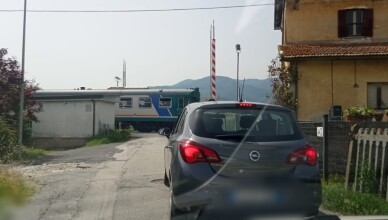 treno in transito sbarre alzate sora