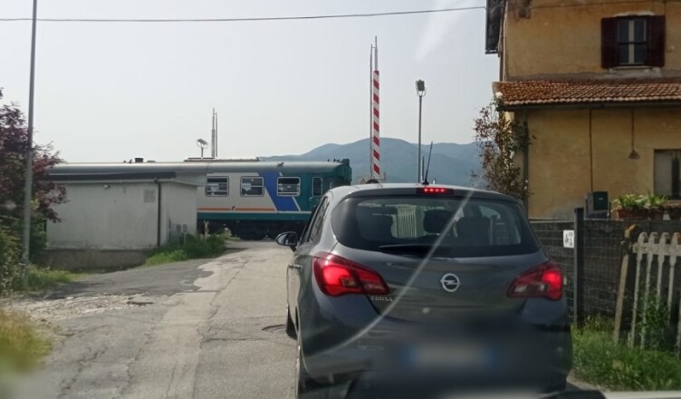 treno in transito sbarre alzate sora