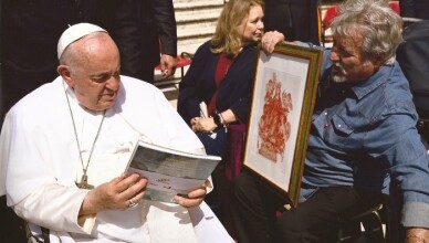Alberto Ceccon dona il libro al papa 1