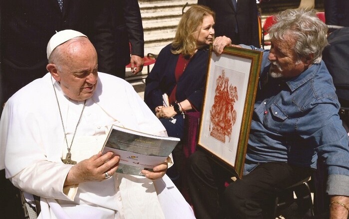 Alberto Ceccon dona il libro al papa 1
