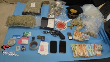 Arrestato un 30enne, custodiva un revolver rubato e 2,6 kg di stupefacente