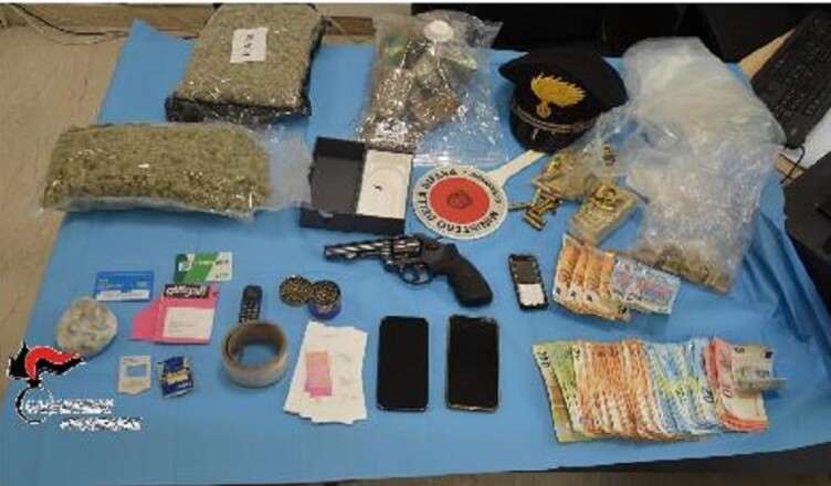 Arrestato un 30enne, custodiva un revolver rubato e 2,6 kg di stupefacente