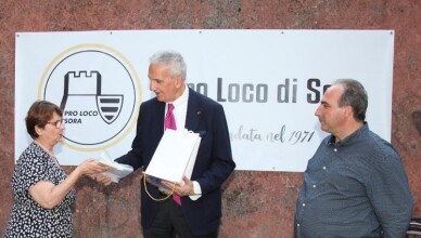 L'On. Luciano Ciocchetti, con Maria Antonietta Rea e il Presidente della Pro Loco, Loreto Chiarlitti, riceve alcuni volumi storici in omaggio