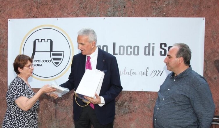 L'On. Luciano Ciocchetti, con Maria Antonietta Rea e il Presidente della Pro Loco, Loreto Chiarlitti, riceve alcuni volumi storici in omaggio