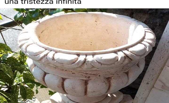 depredata tomba al cimitero