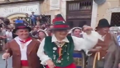 sgarbi vestito da ciociaro arpino